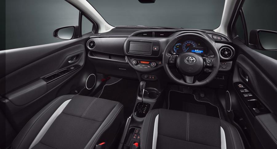 Торпедо Toyota Vitz GR Sport (P130) 2017 года  (фото 3 из 3)